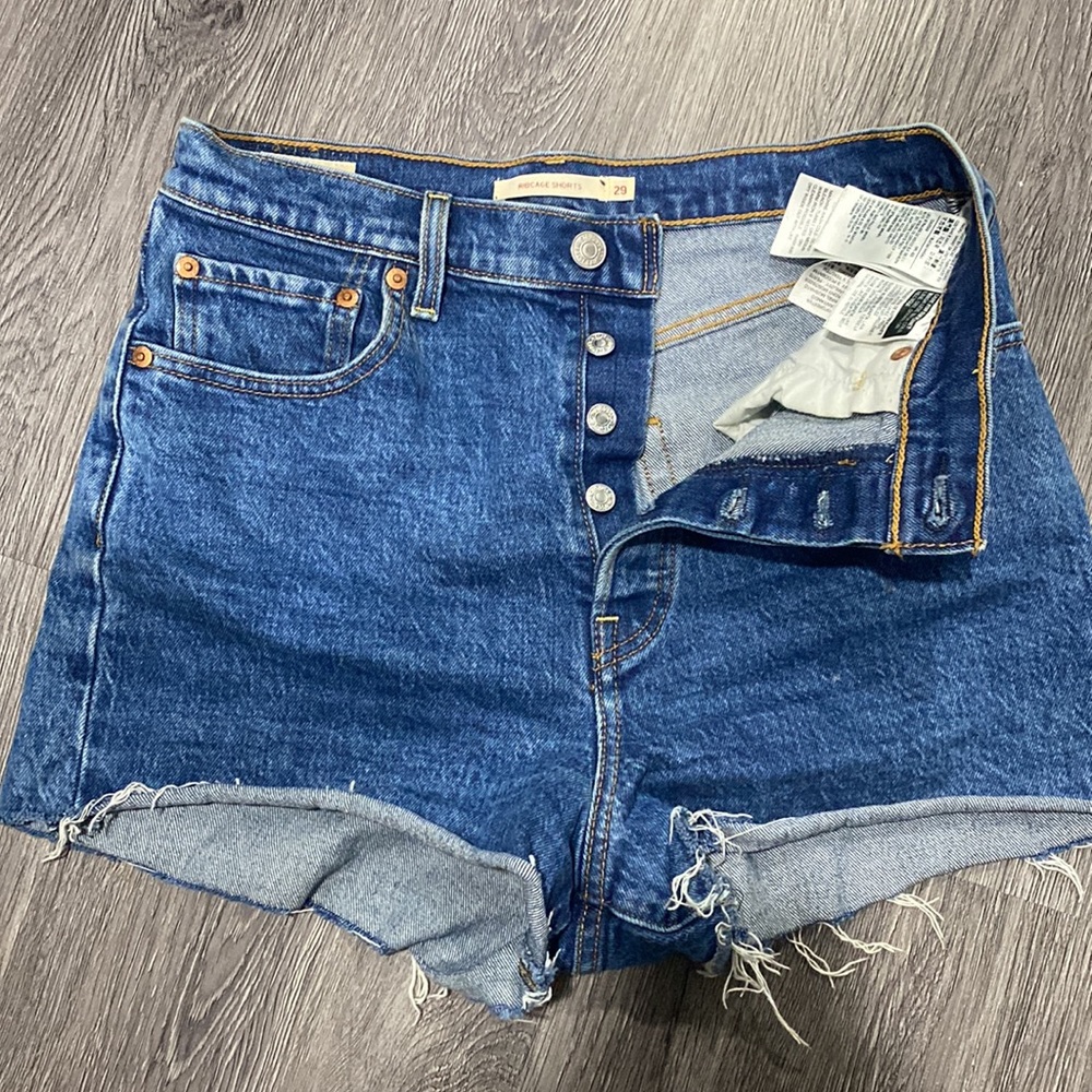 Levi’s rib cage dark wash shorts - Picture 3 of 3
